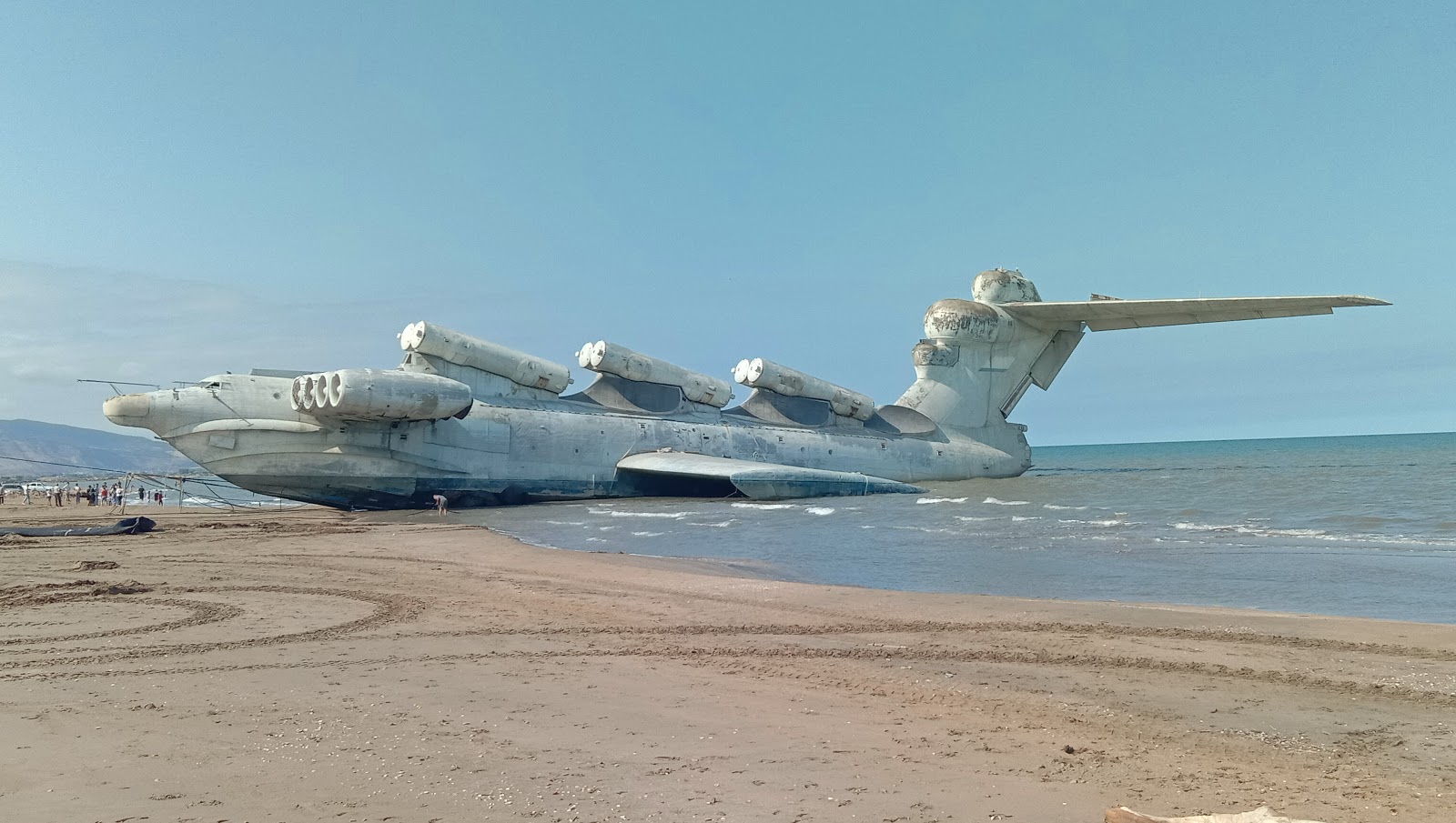 Photo de Juzhnyy Beach protégé par des falaises
