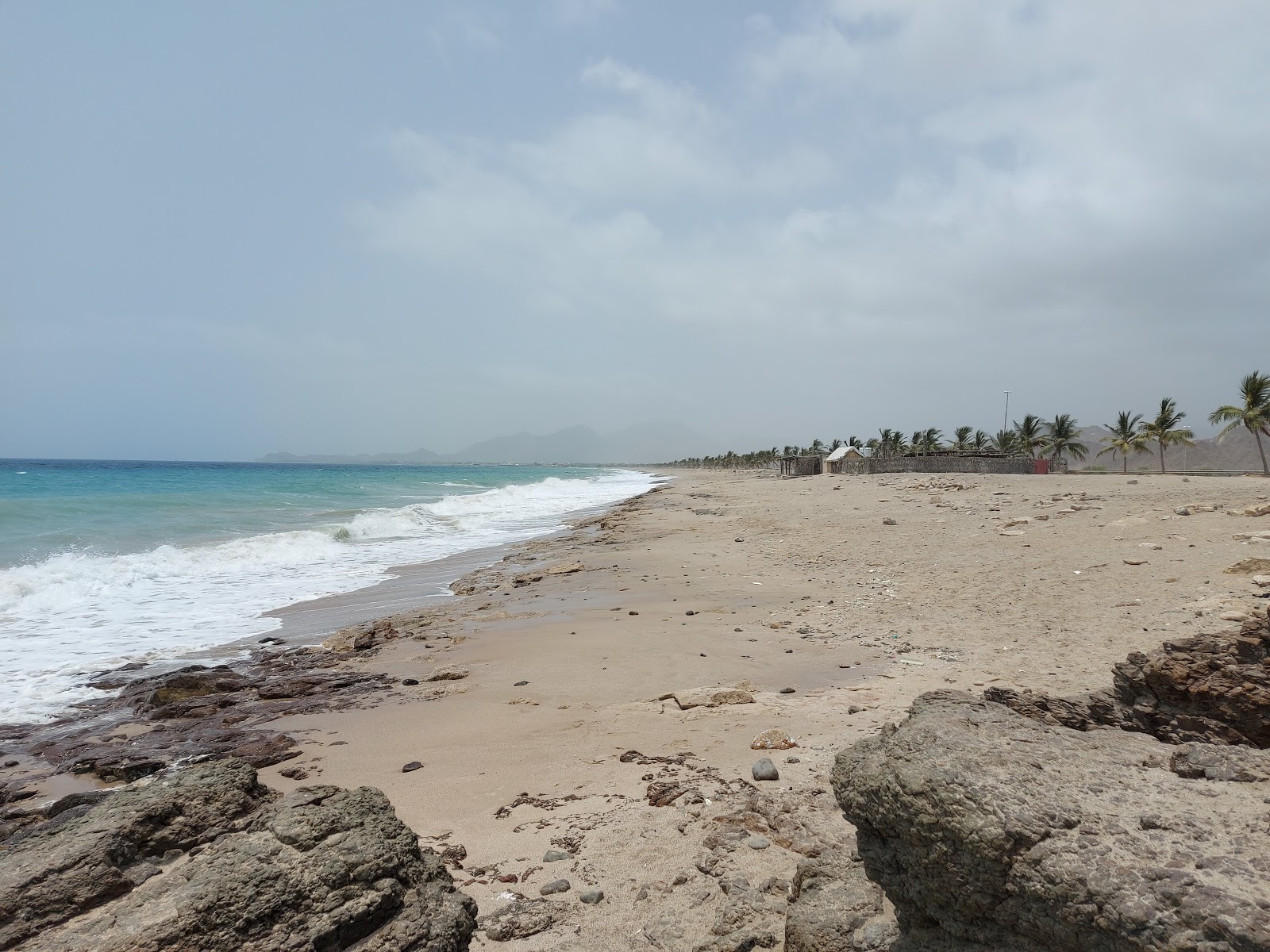 Foto de Dibba Beach con arena beige superficie