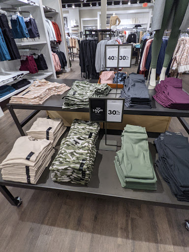 Clothing Store «Banana Republic», reviews and photos, 103 S Washington St, Naperville, IL 60540, USA