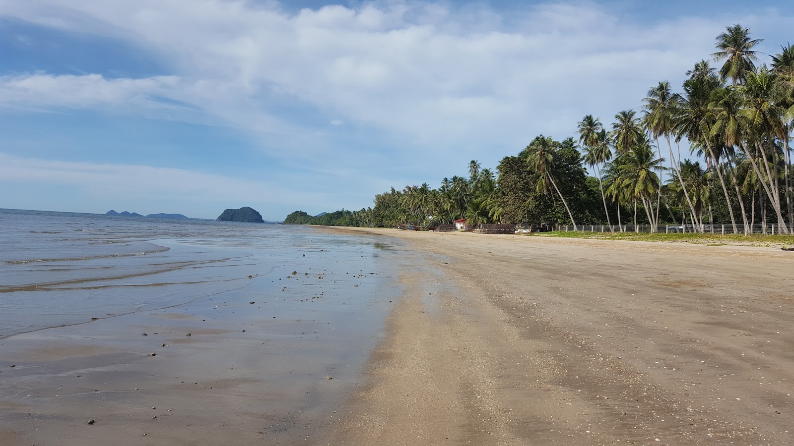 Foto von Sai Ri Sawi Beach von Klippen umgeben