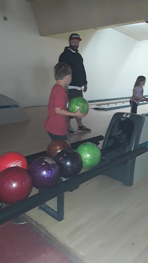 Bowling Alley «Oregon Trail Lanes», reviews and photos, 735 S Columbia River Hwy, St Helens, OR 97051, USA