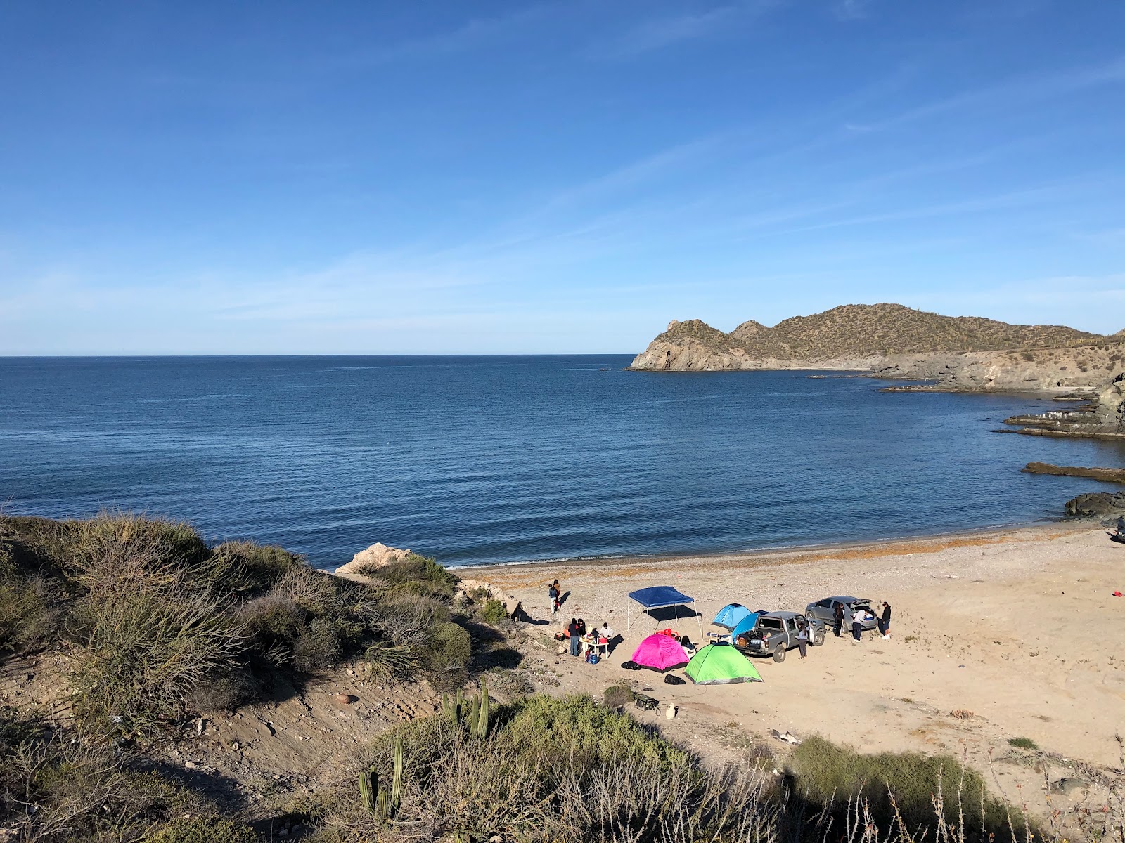 Fotografie cu La brecha sonora beach cu o suprafață de nisip gri și pietricel