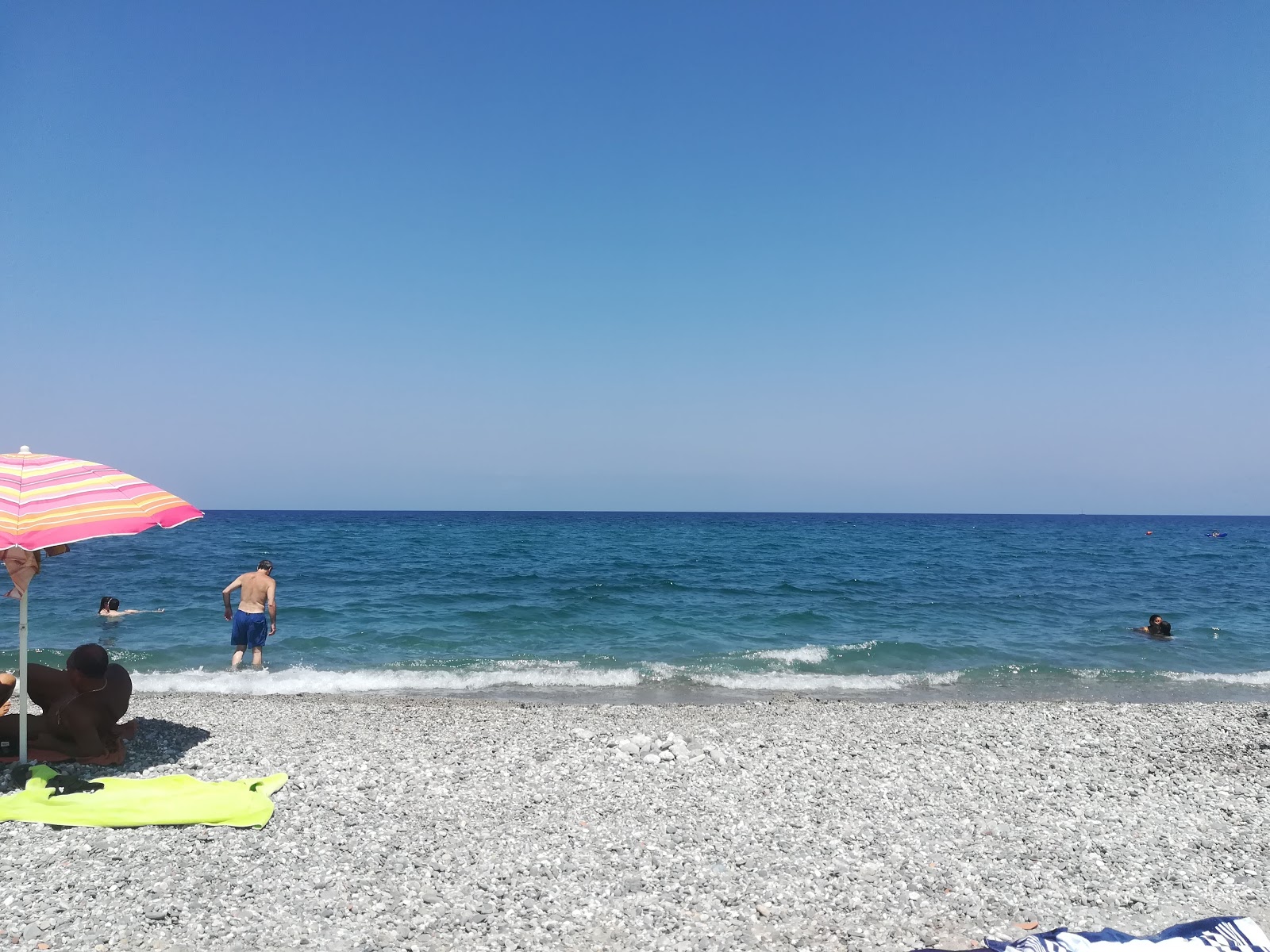 Venetico Marina beach的照片 带有宽敞的海岸