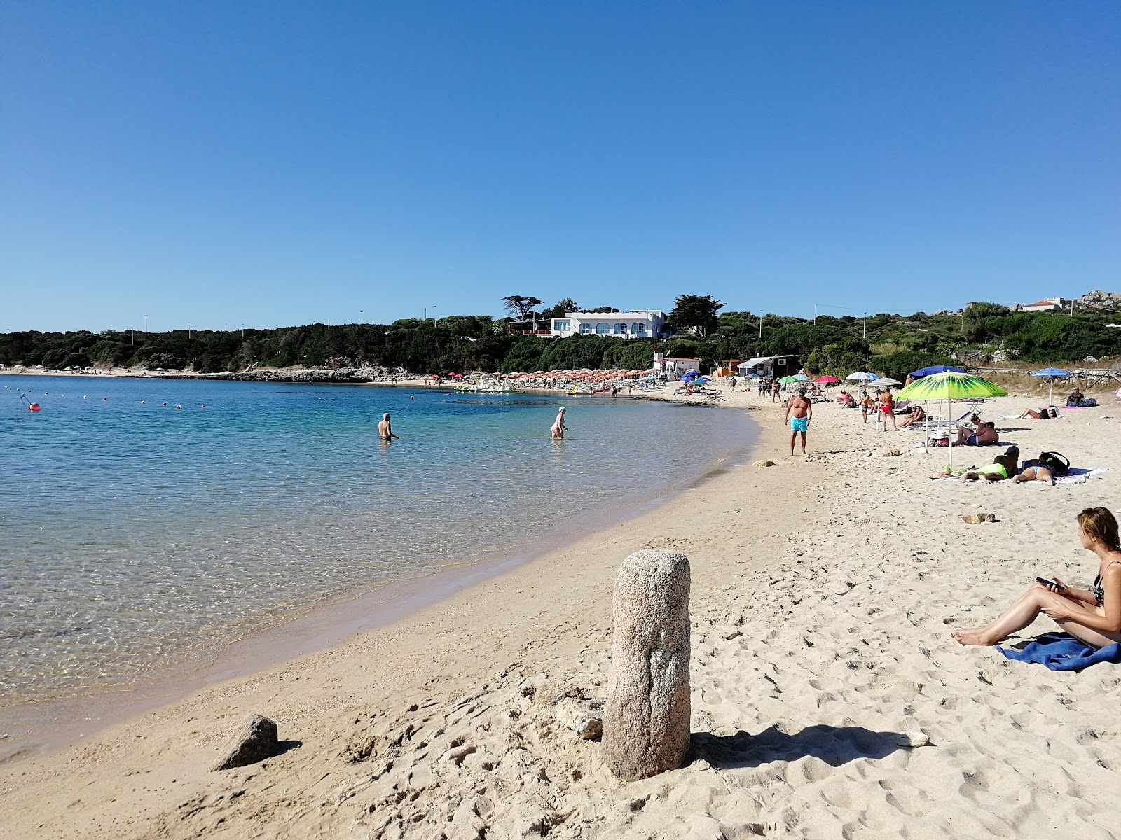 Zdjęcie Spiaggia Zia Culumba (Capo Testa) z powierzchnią jasny piasek