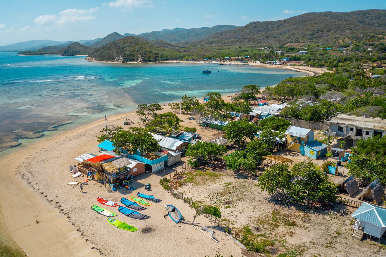 Foto van Playa Buen Hombre met turquoise puur water oppervlakte