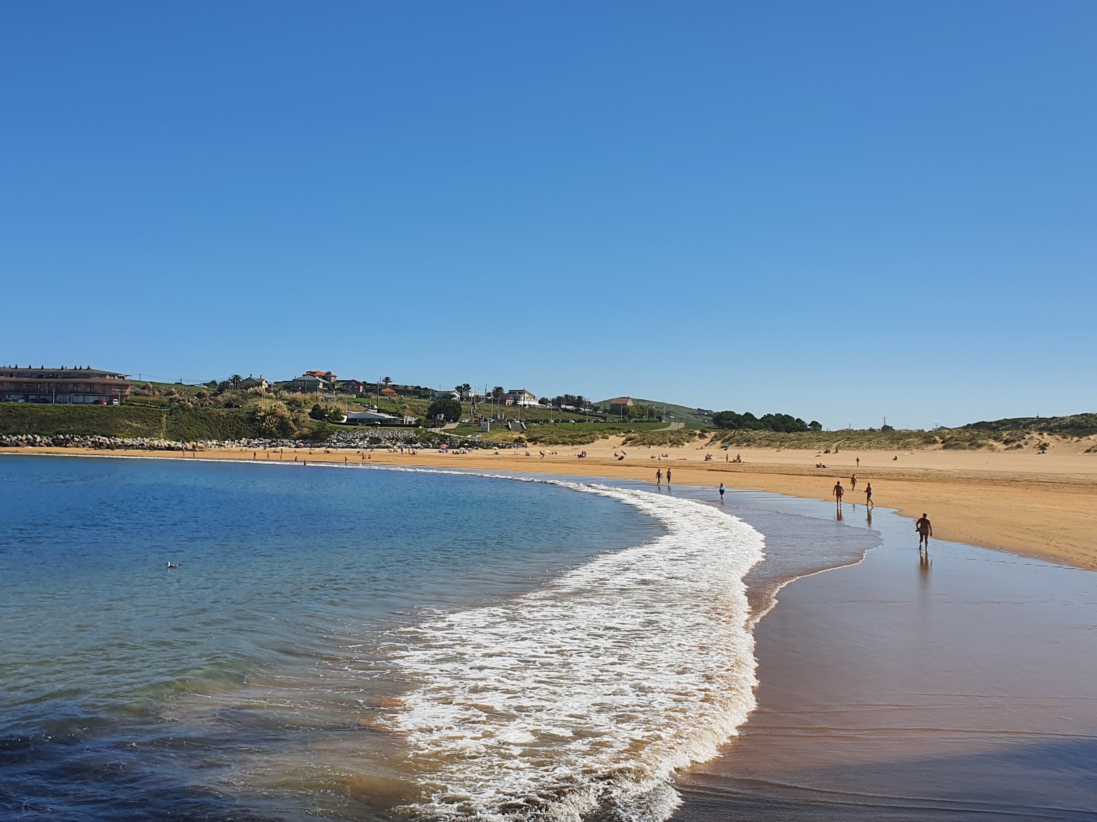 Foto von Playa de Cuchia mit feiner beiger sand Oberfläche