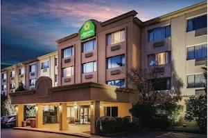 La Quinta Inn & Suites by Wyndham Seattle Bellevue/Kirkland image