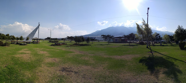 30 m. Tras Cruz y Laguna - Parque Bicenterario (tras columpios y camino de tierra junto a montículo, Quito, Ecuador