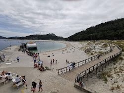 Foto de Praia da Roda com linha costeira longa e reta