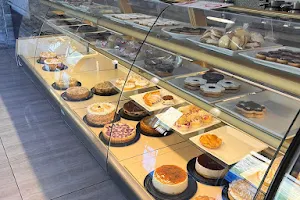 Tres Delicias | panadería, pastelería & heladería. image