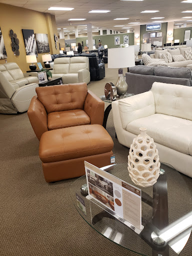 Furniture Store «Raymour & Flanigan Furniture and Mattress Store», reviews and photos, 3375 Berlin Turnpike, Newington, CT 06111, USA