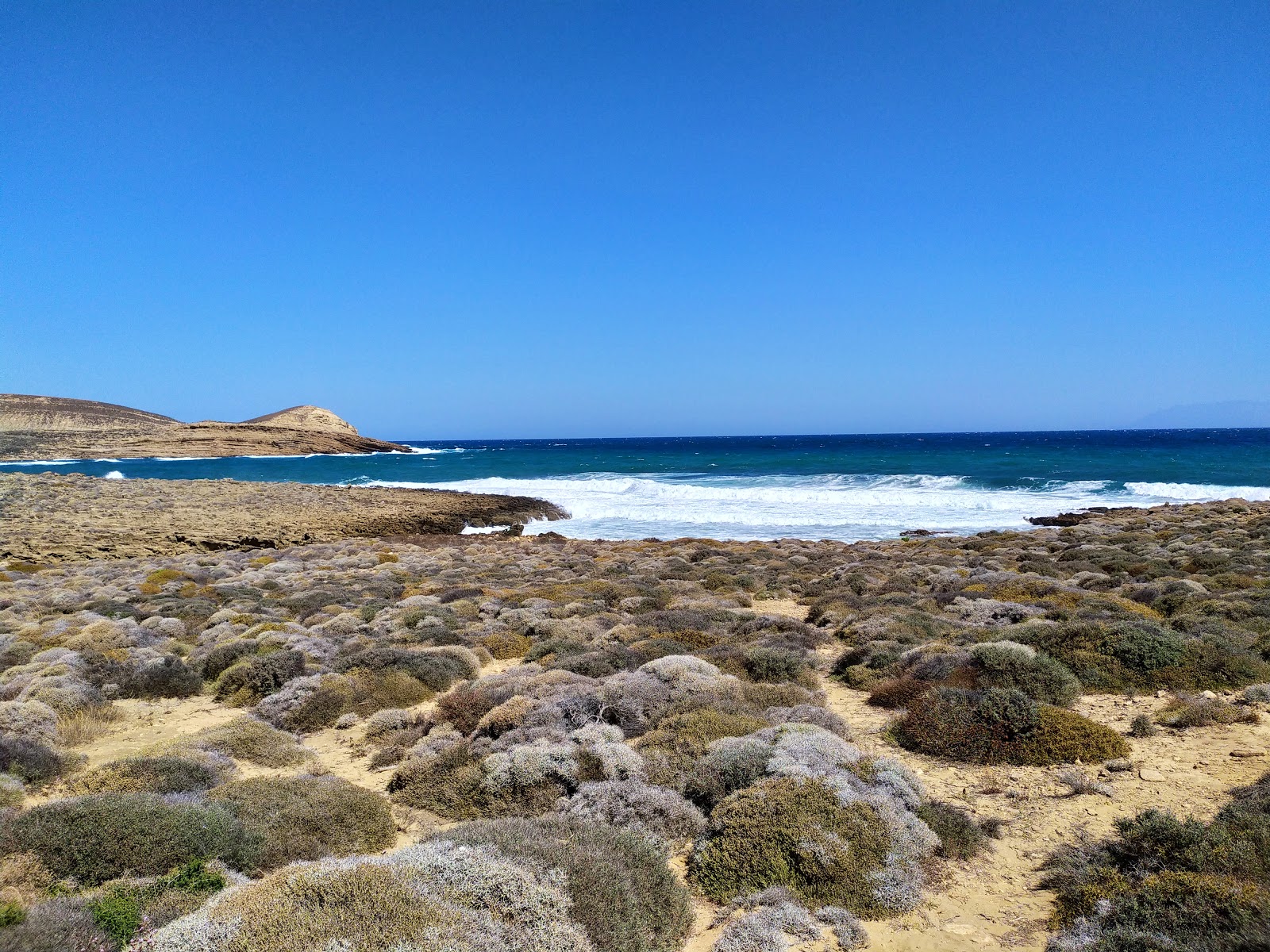 Foto de Faraklou beach con cala pequeña