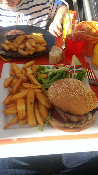 Hamburger du Restaurant de fruits de mer Bar Snack Le Dauphin à Saint-Jean-de-Luz - n°3