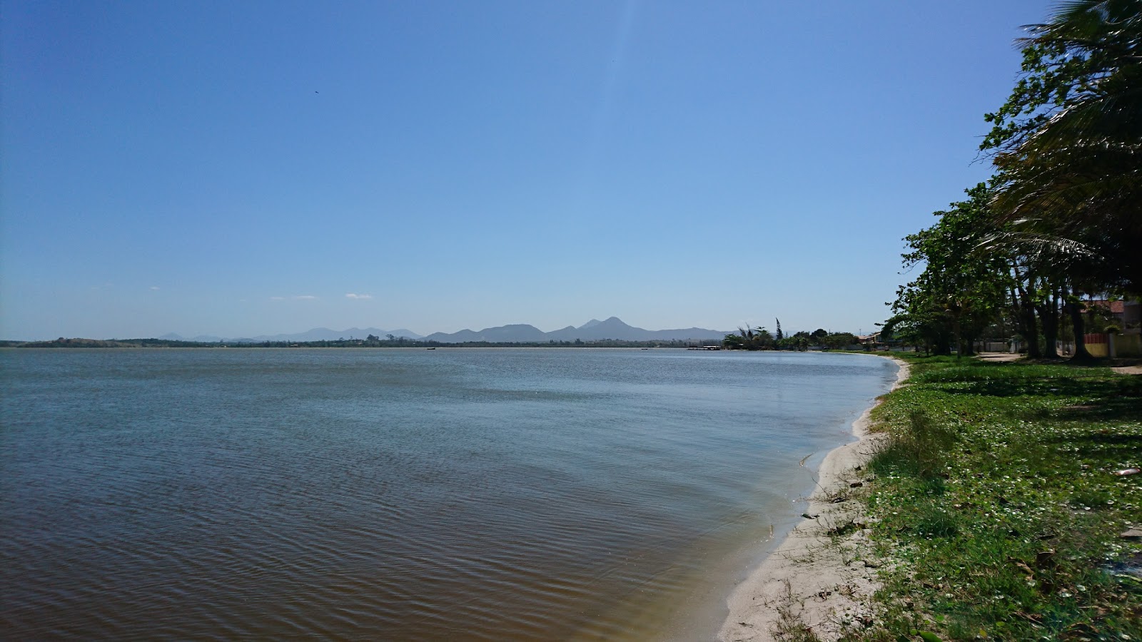 Fotografie cu Praia do Areal cu o suprafață de apa pură turcoaz