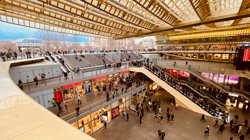 Shopping malls open on sundays Paris