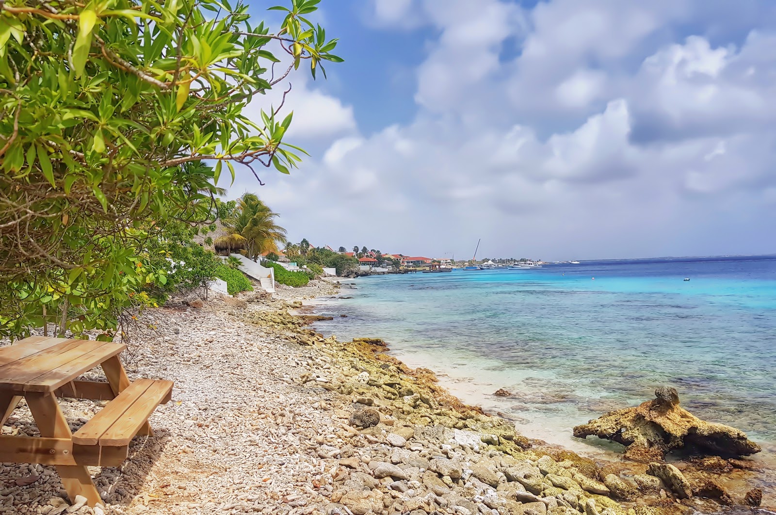 Photo de Hato Beach avec rivage droit, long