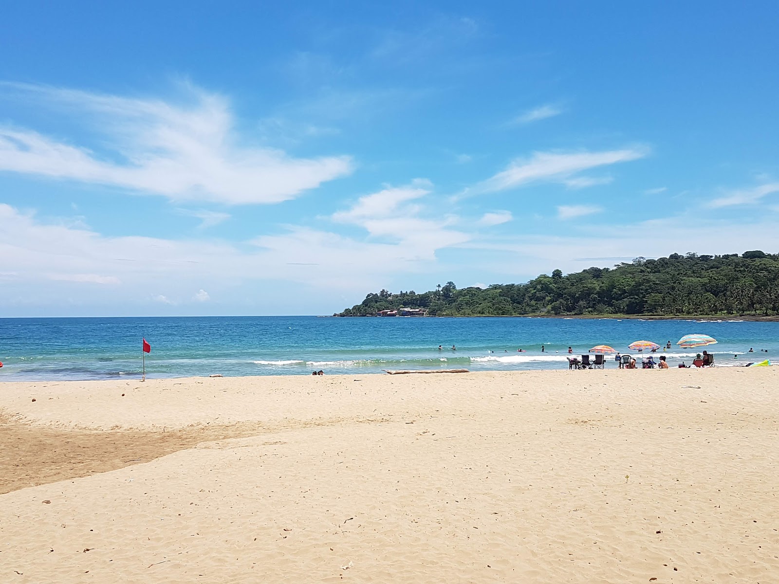 Foto von Playa Bonita mit beiger sand Oberfläche