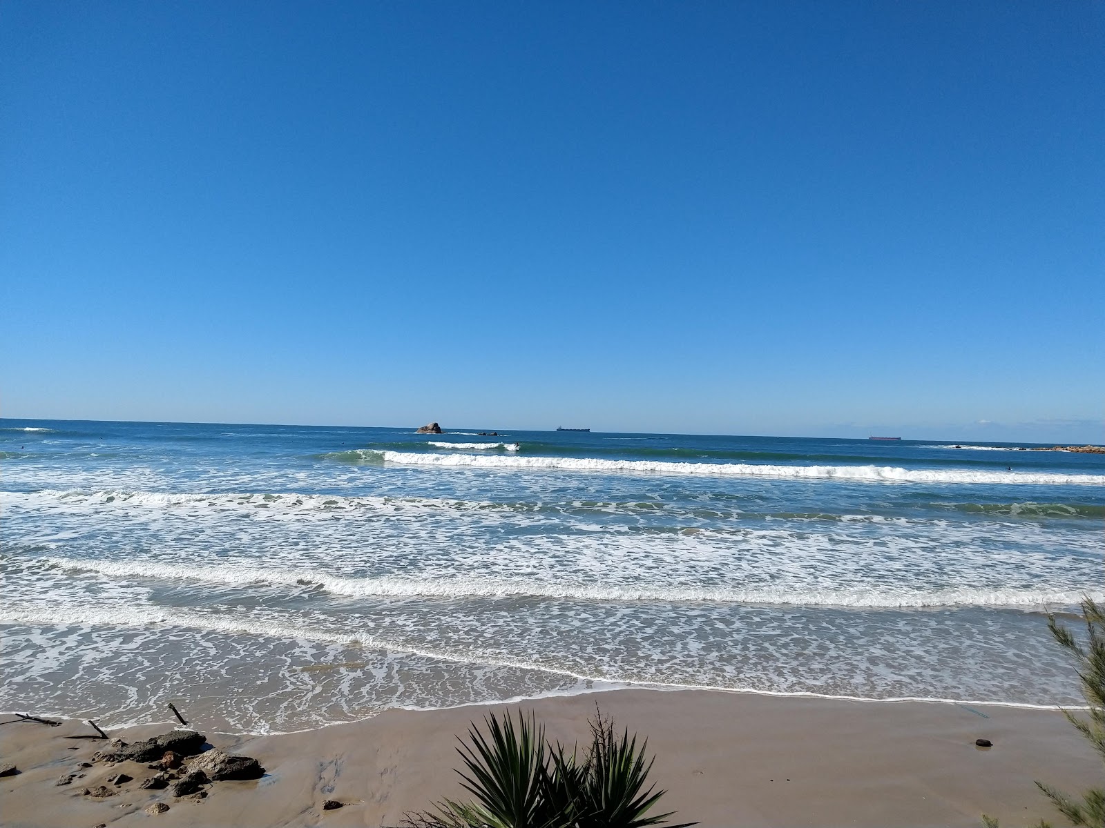 Photo de Praia da Ribanceira avec l'eau cristalline de surface