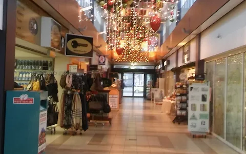 Winkelcentrum Middenhoven image