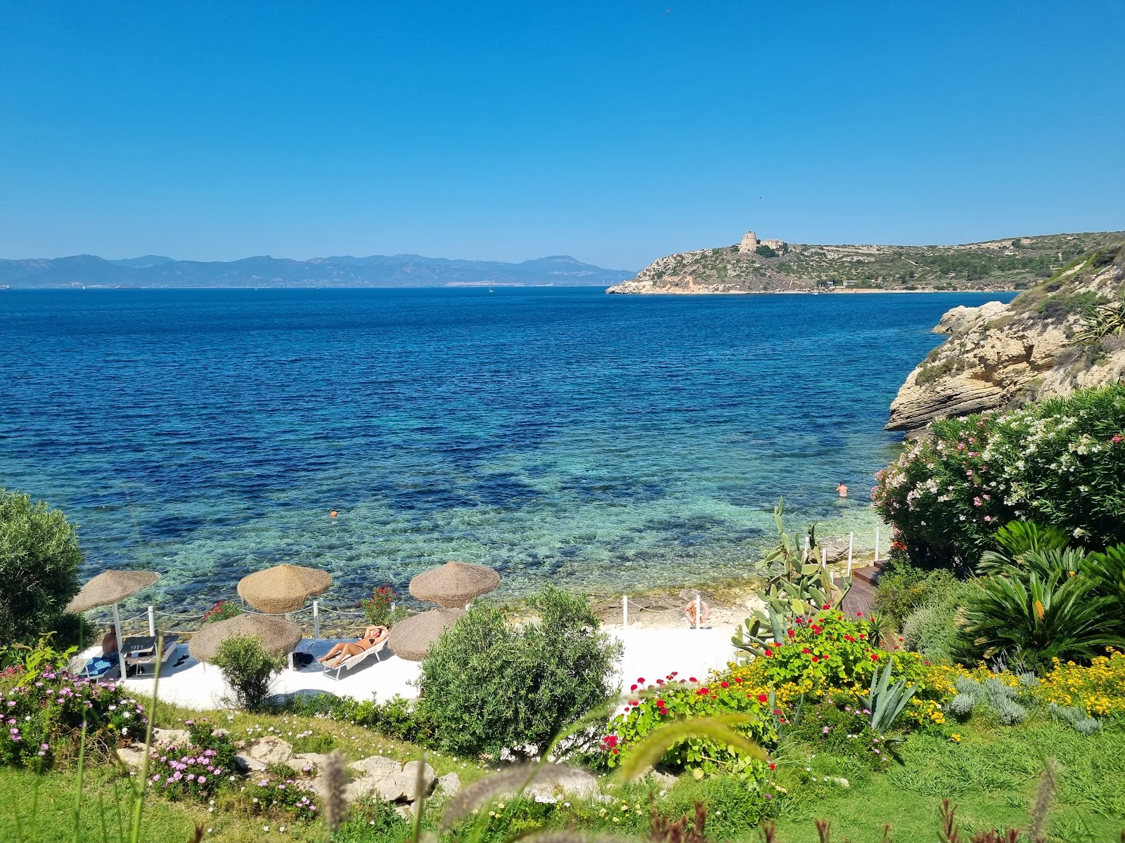 Spiaggia Cala Murr'e Porcu的照片 带有蓝色纯水表面