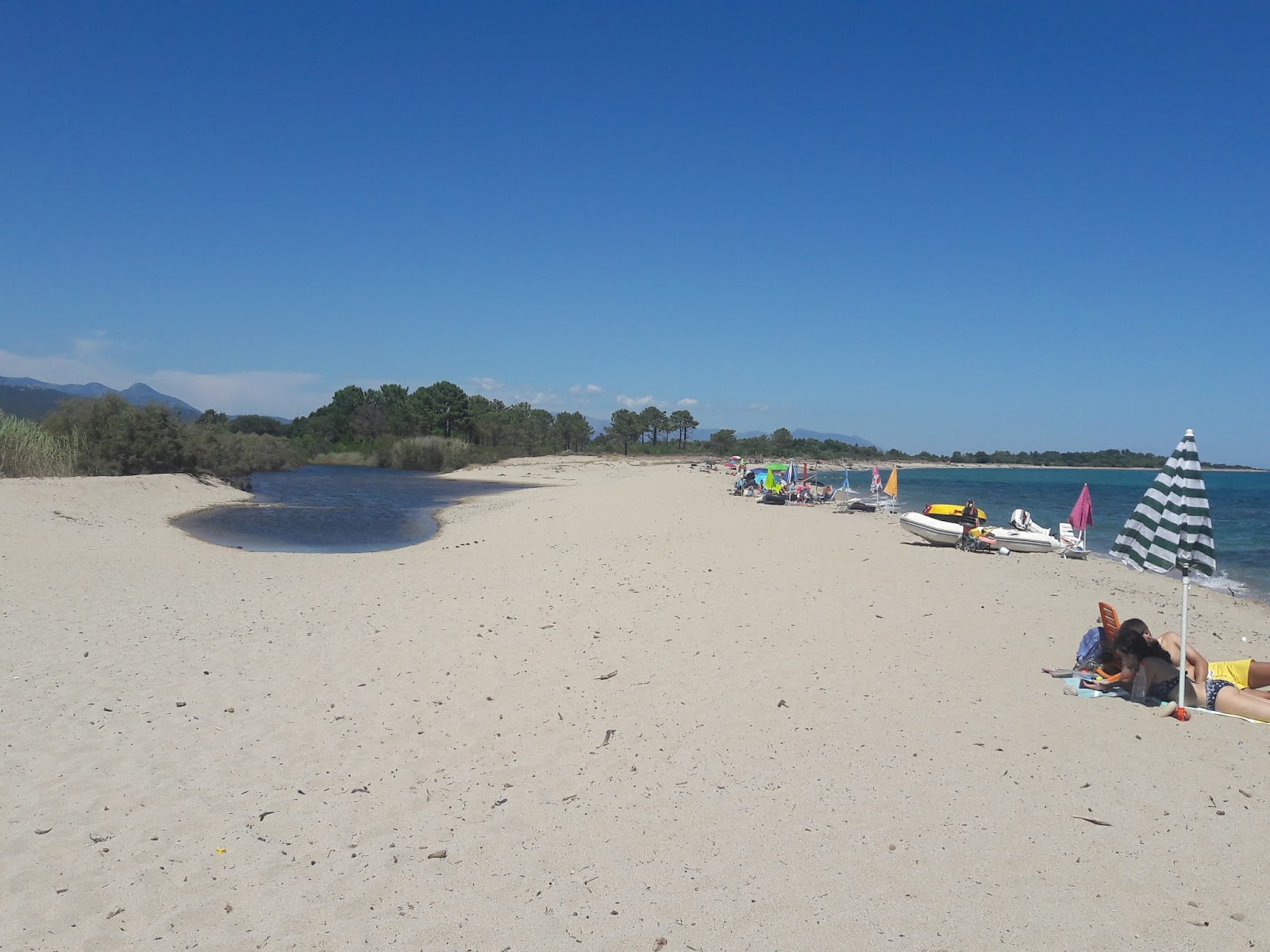 Foto av Marine de Solaro med lång rak strand