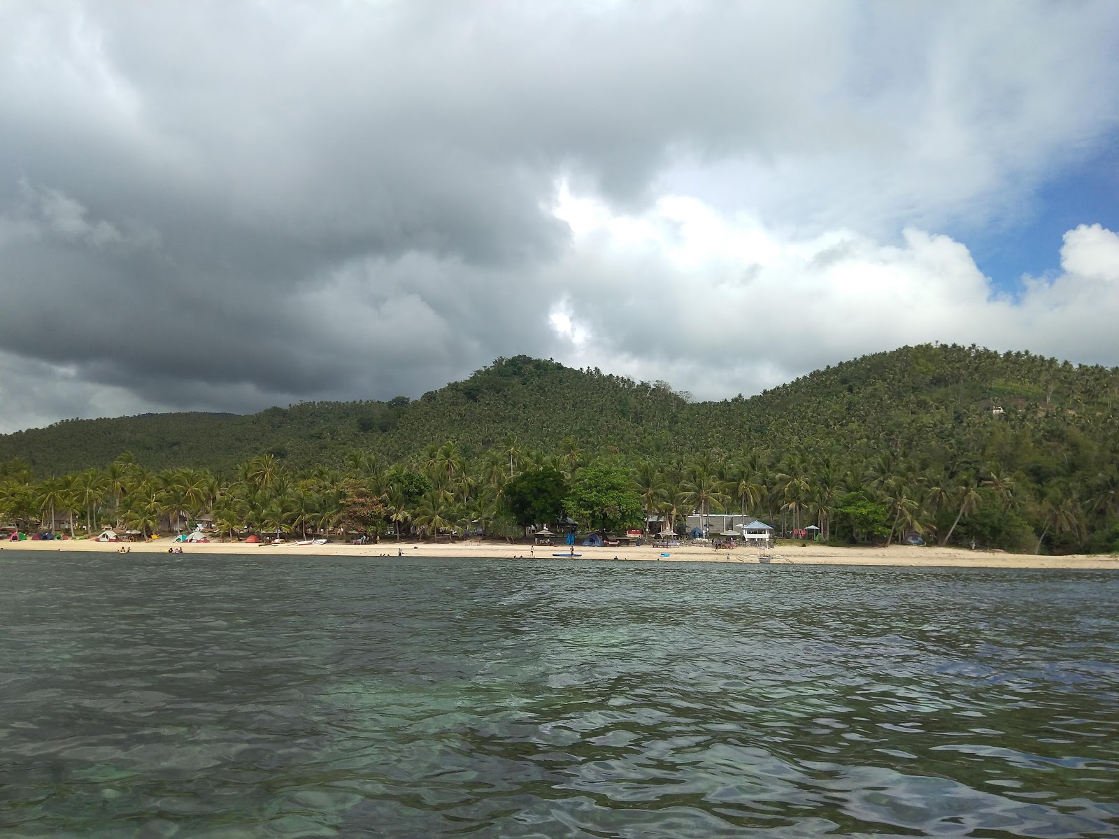 Banilad Beach的照片 带有碧绿色纯水表面