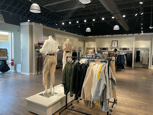 Clothing Store «Banana Republic», reviews and photos, 1 Premium Outlet Blvd, Tinton Falls, NJ 07753, USA