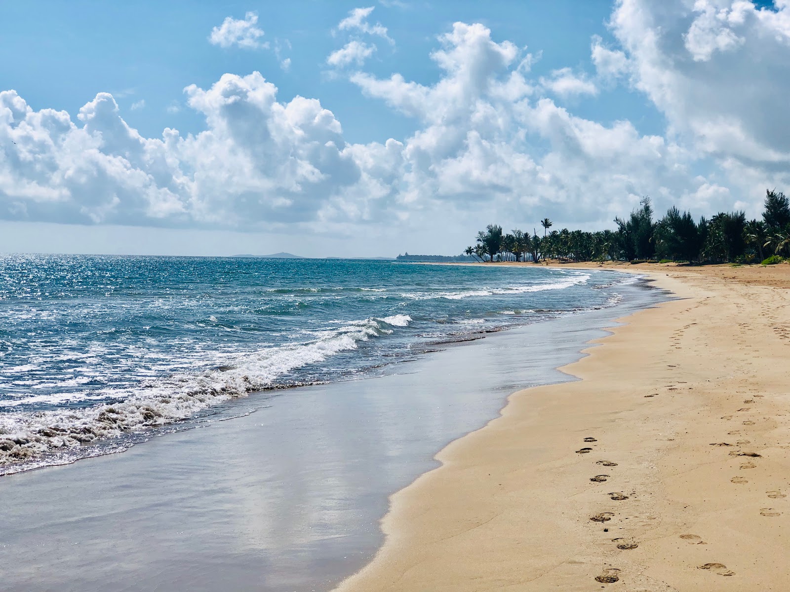 Foto av Playa Rio Mar med lång rak strand