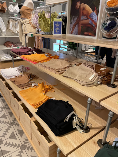 Clothing Store «AEO & Aerie Store», reviews and photos, 825 Dulaney Valley Rd #116, Towson, MD 21204, USA