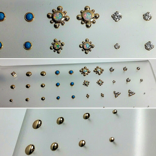 Tattoo Shop «Royal Flesh Tattoo and Piercing», reviews and photos, 4005 N Broadway St, Chicago, IL 60613, USA