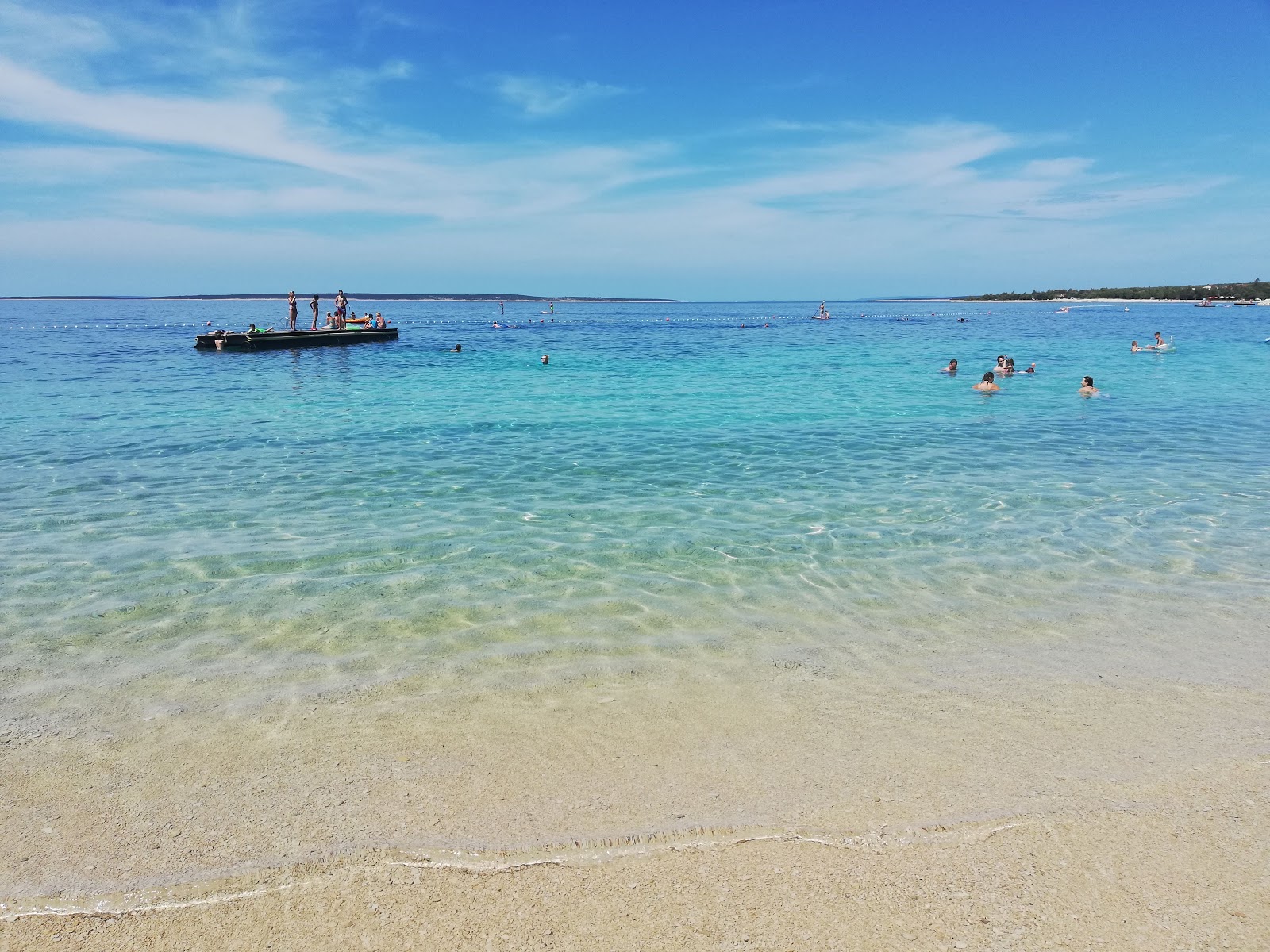 Simuni beach的照片 带有碧绿色纯水表面