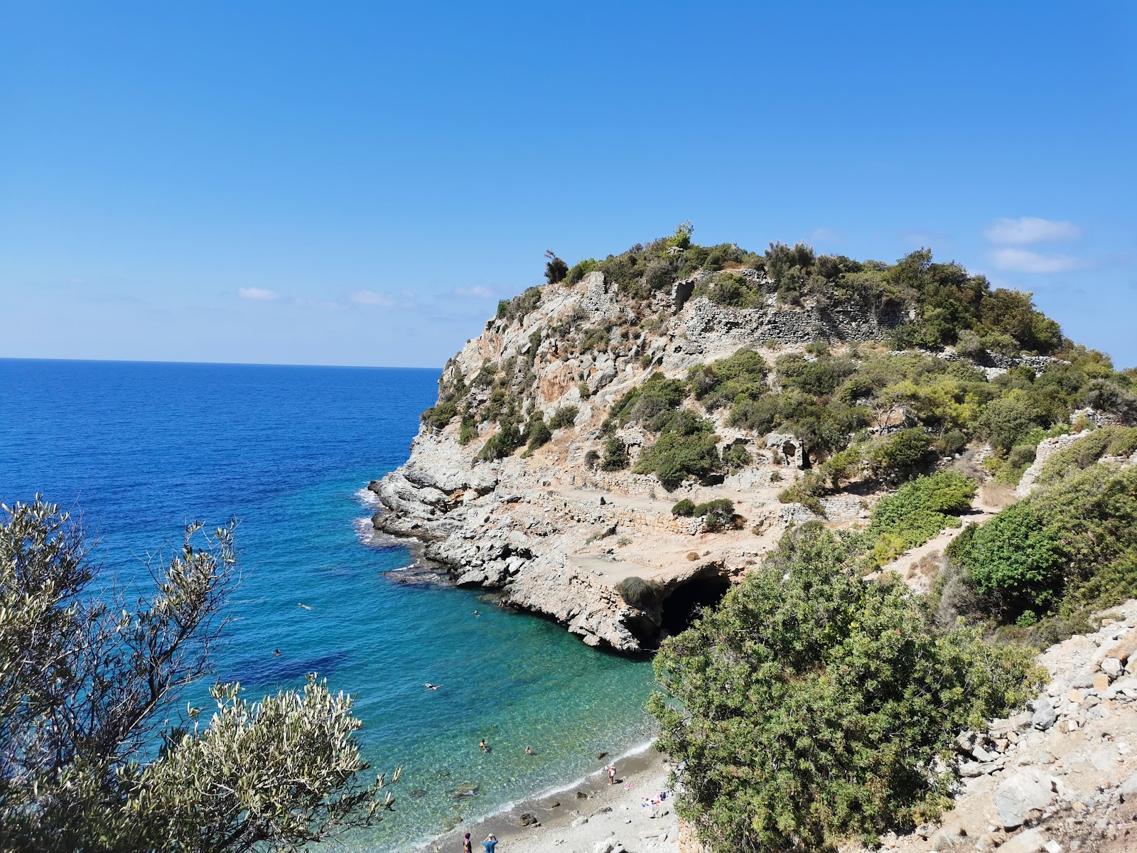 Photo de Aytap Beach entouré de montagnes