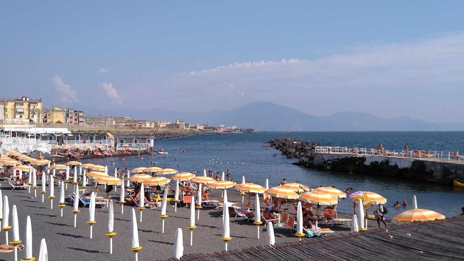 Foto von Nannina Beach mit schwarzer sand Oberfläche