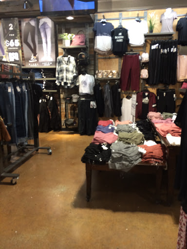 Clothing Store «Tillys», reviews and photos, 343 N Alafaya Trail, Orlando, FL 32828, USA