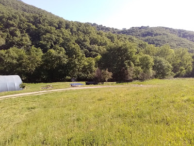 Ferme oustal blanc à Broquiès