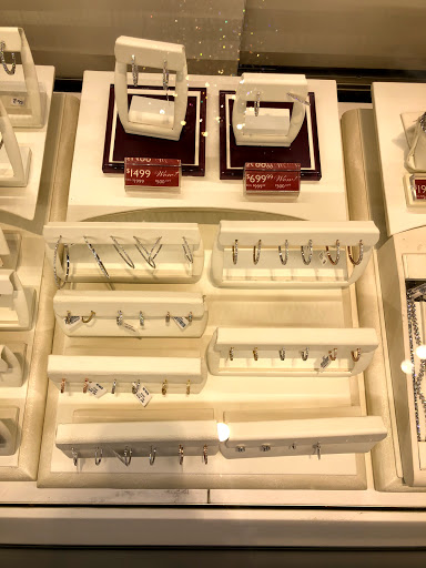 Jewelry Store «Helzberg Diamonds», reviews and photos, 400 Nichols Rd, Kansas City, MO 64112, USA