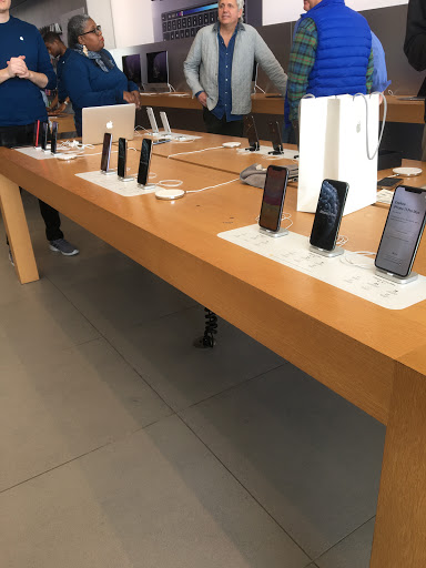 Computer Store «Apple Eton», reviews and photos, 28849 Chagrin Blvd, Woodmere, OH 44122, USA