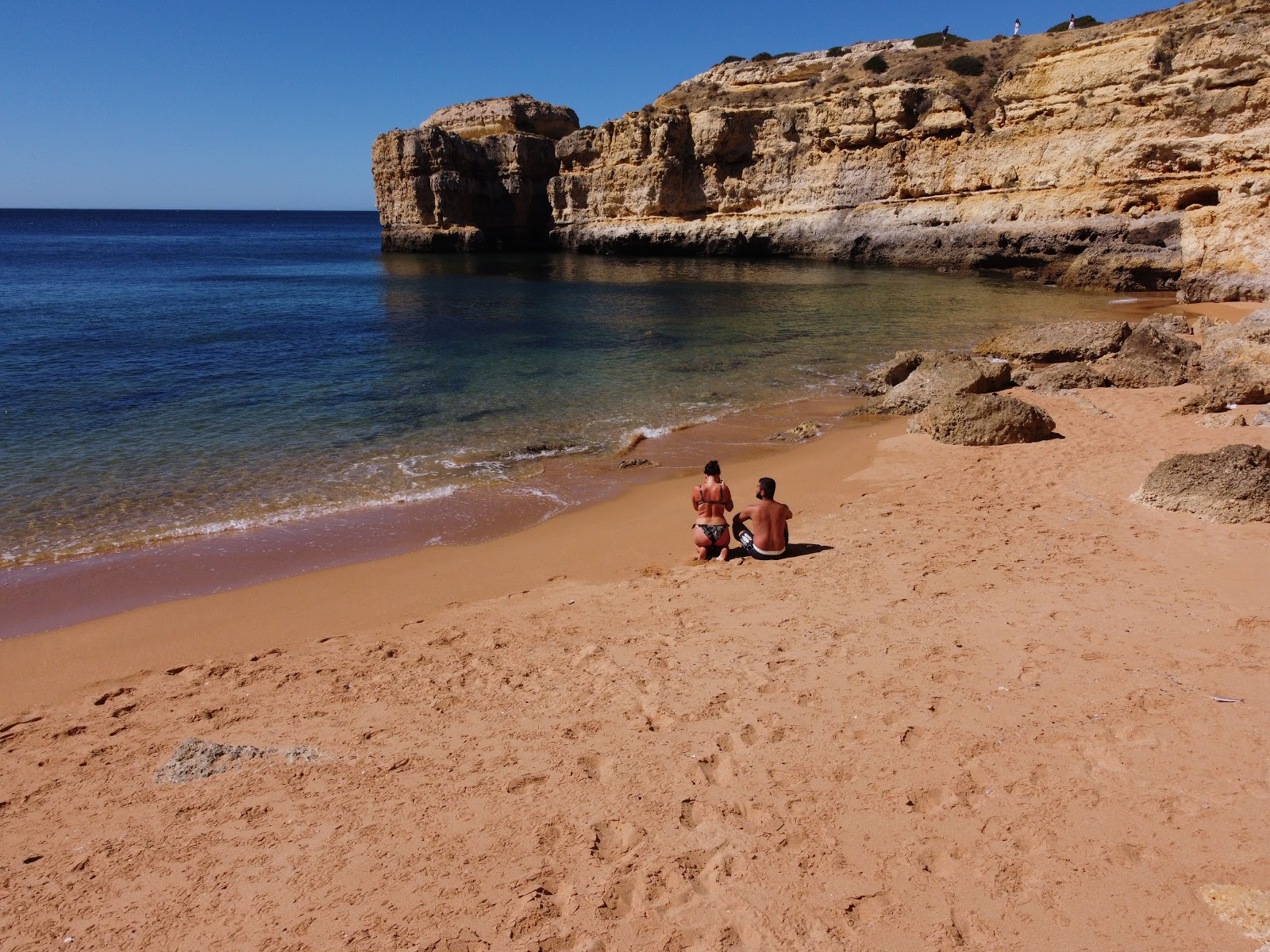 Praia da Ponta Grande'in fotoğrafı dağlarla çevrili