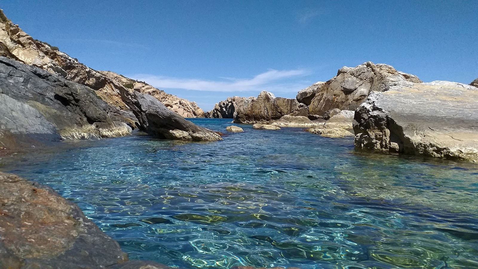 Foto di Prioni Beach con una costa dritta