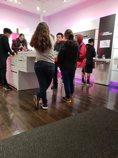 Cell Phone Store «T-Mobile», reviews and photos, 1837 Fountain Dr, Reston, VA 20190, USA