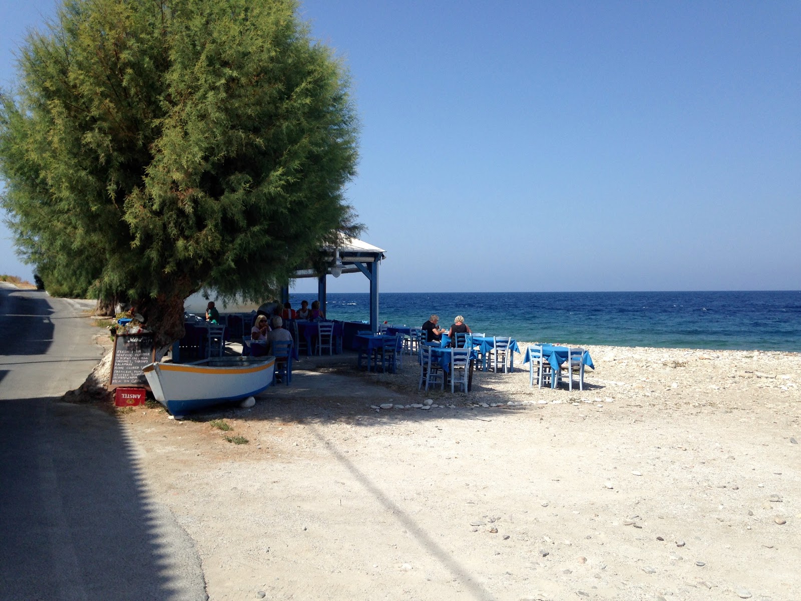 Agios Konstantinos'in fotoğrafı doğrudan plaj ile birlikte