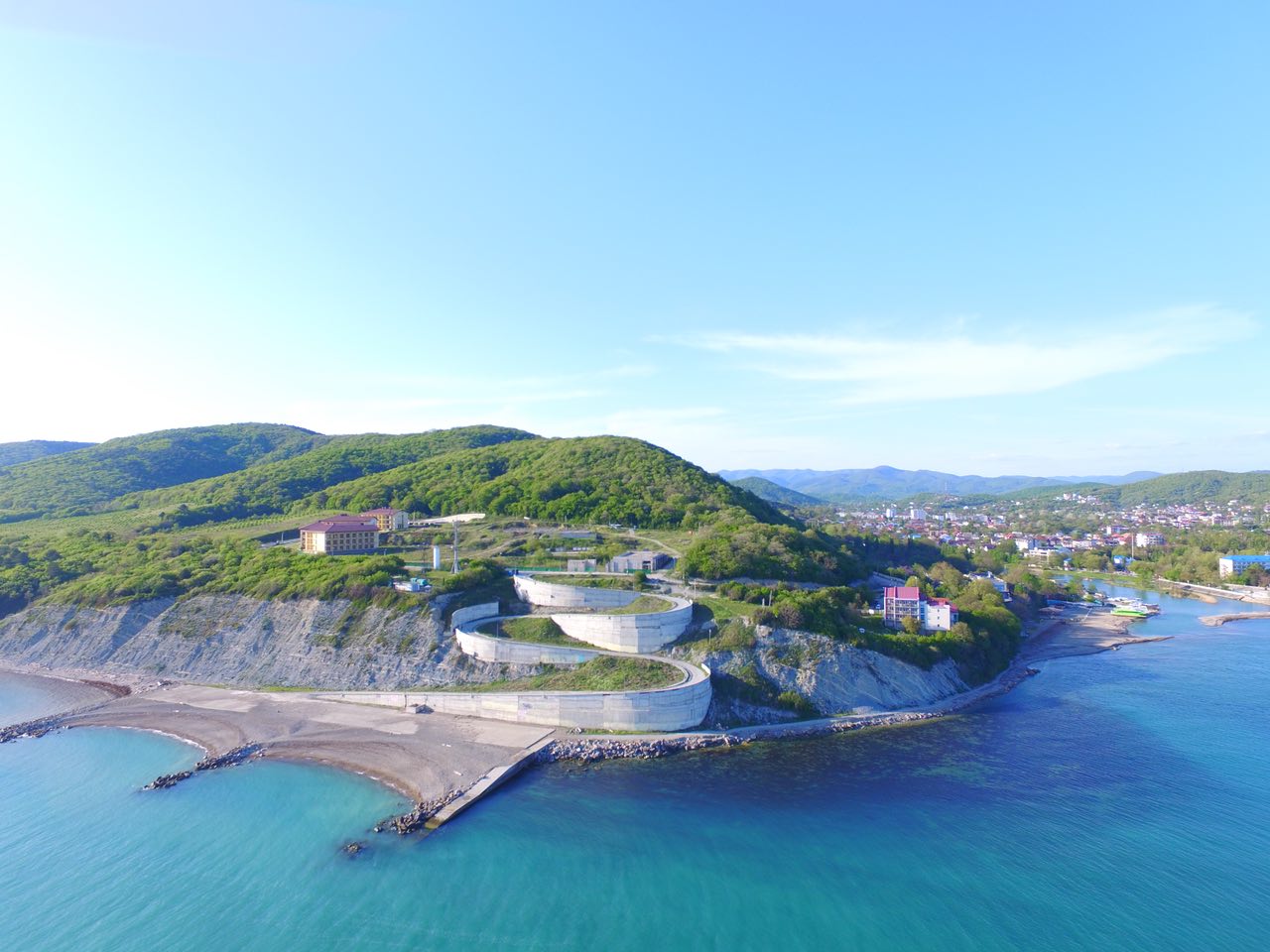 Fotografie cu New beach cu o suprafață de pietricel cenușiu