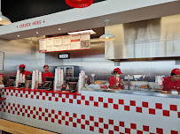 Atmosphère du Restaurant de hamburgers Five Guys Nice CAP 3000 à Saint-Laurent-du-Var - n°13