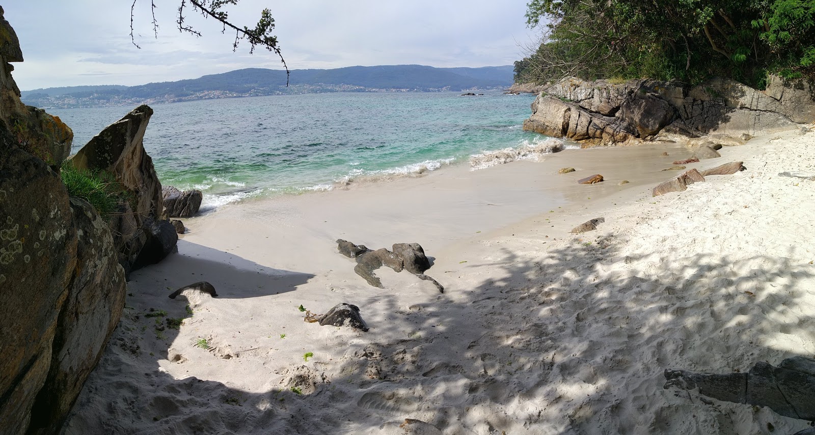 Praia dos Namorados'in fotoğrafı küçük koy ile birlikte