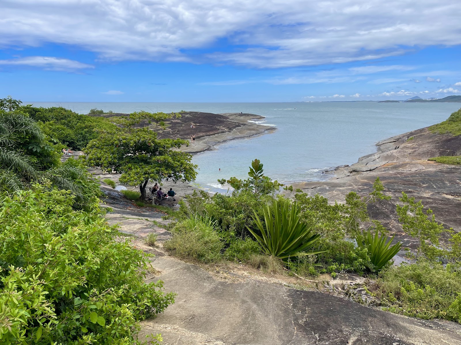 Foto de Prainha do Morro do Cruzeiro con arena beige y rocas superficie