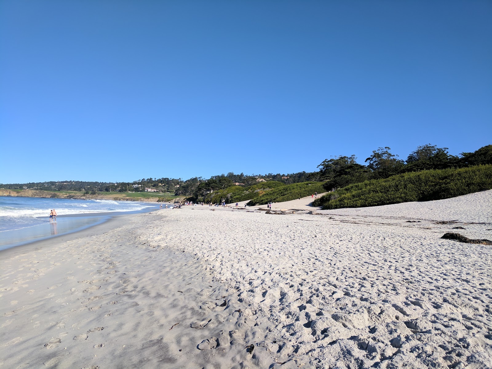 Foto von Carmel Beach mit feiner weißer sand Oberfläche