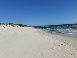 Iluka Beach'in fotoğrafı geniş bir kıyı şeridi ile birlikte