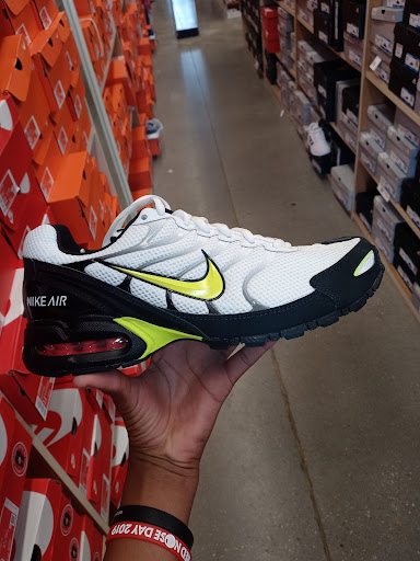 Shoe Store «Famous Footwear Outlet», reviews and photos, 36454 Seaside Outlet Dr #1790S, Rehoboth Beach, DE 19971, USA