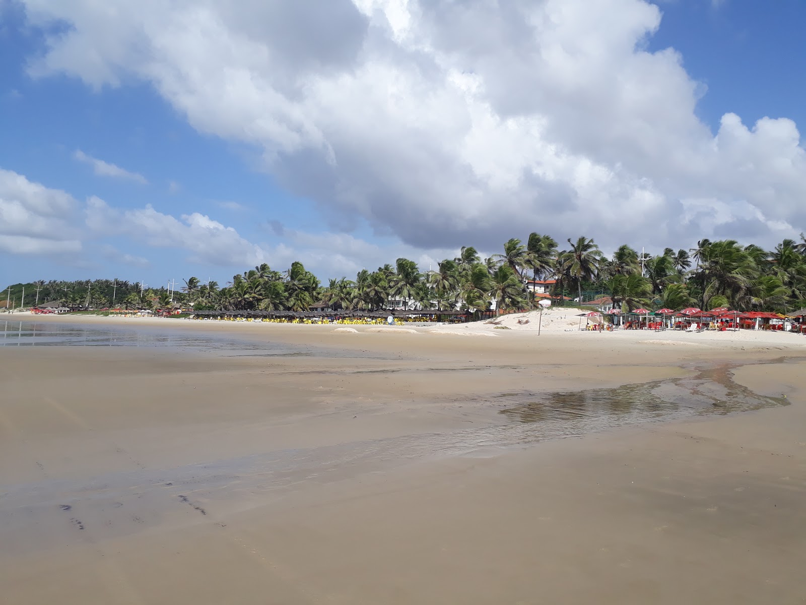 Praia do Araçagy的照片 带有碧绿色纯水表面