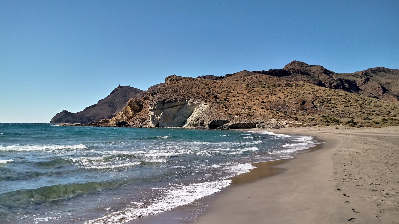 Fotografija Cala de la Media Luna z svetel pesek površino